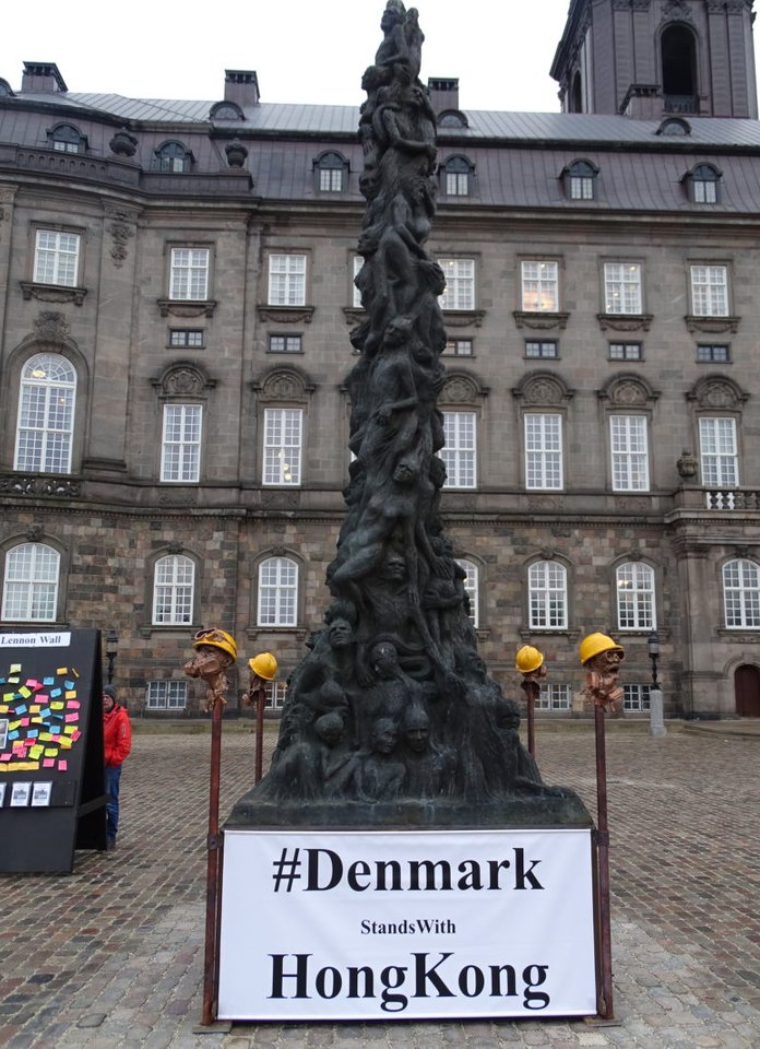 2020 war die Säule der Schande vor dem dänischen Parlament, Folketinget, zu sehen.