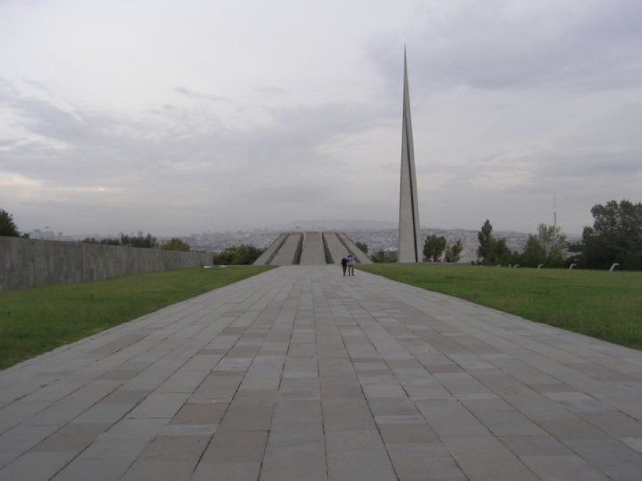 Genozidgedenkstätte (1967) auf dem Jerewaner Hügel „Schwalbenfestung“ (Foto- Tessa Hofmann)