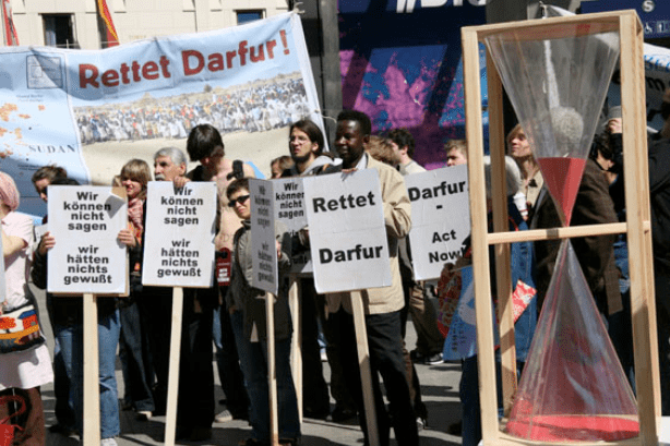 Berlin, 29. April 2007: Mehr als 200 Teilnehmer gemahnten geräuschvoll an das tägliche Streben in Darfur. Foto: GfbV