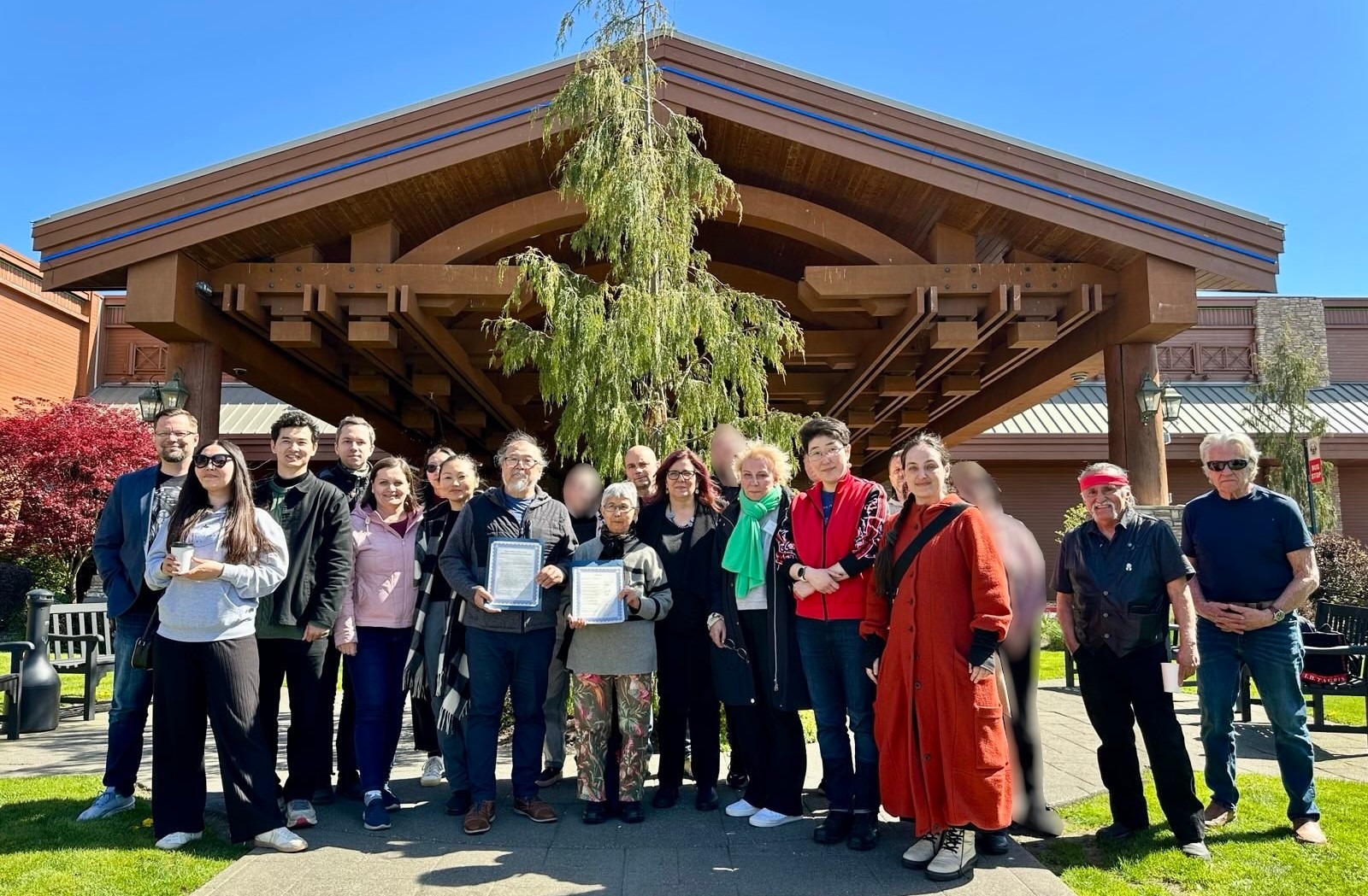 Teilnehmende des Treffens russländischer Indigener und Oppositioneller bei den Lummi im US-Bundesstaat Washington. Foto: Tjan Zaotschnaja