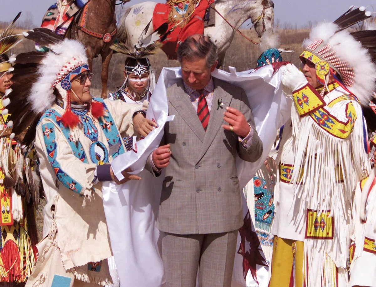 Vertreter der First Nations ehren King Charles, „Staatsoberhaupt“ von Kanada. Foto: canadiangeographic.ca