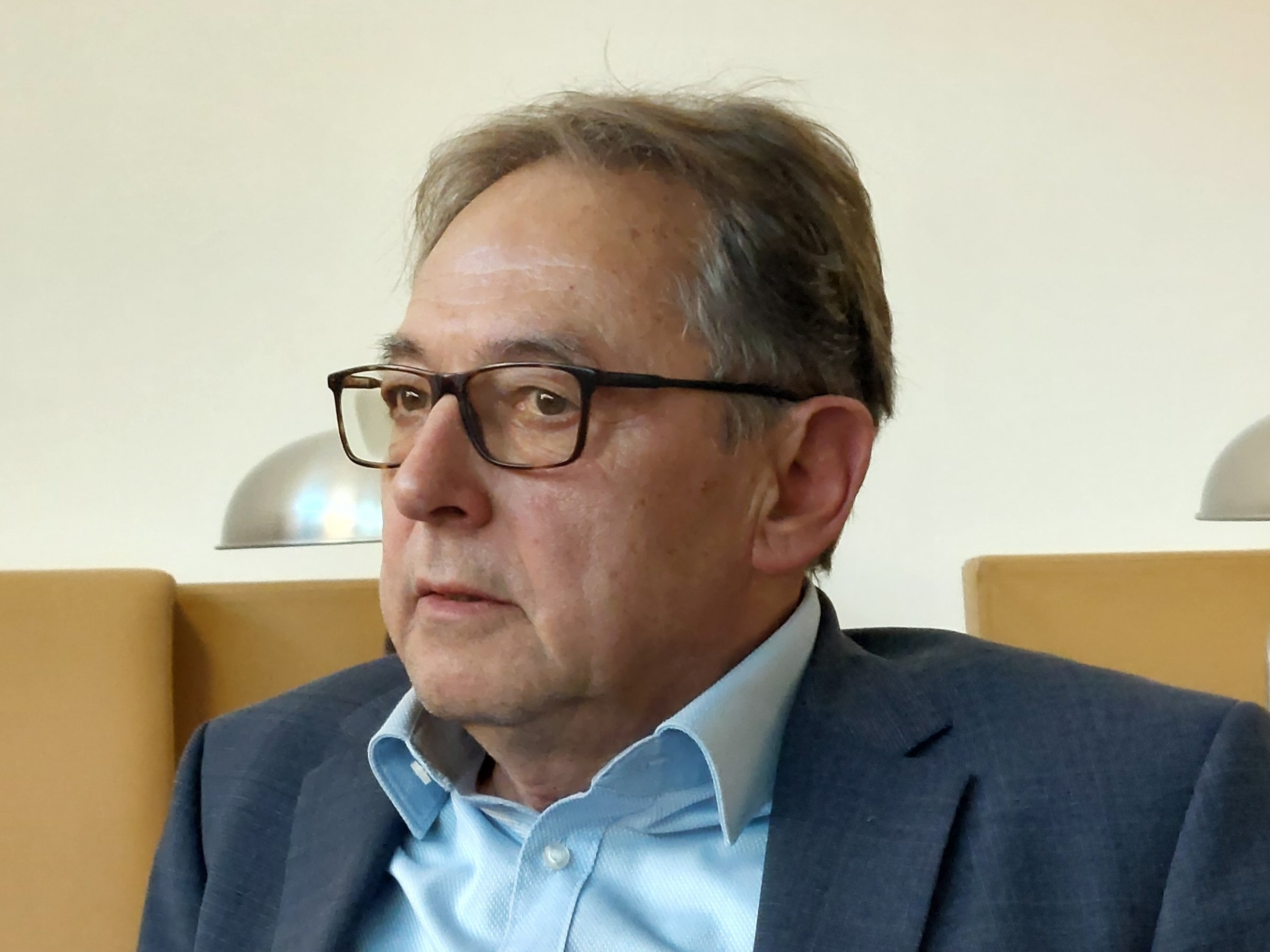 Professor Oskar Peterlini von der Freien Universität Bozen begrüßt den erzielten Ausbau der Südtirol-Autonomie zwischen der Südtiroler Landesregierung und der italienischen Regierung. Das erzielte Ergebnis rechtfertigt laut Peterlini aber nicht die Koalition der moderaten Südtiroler Volkspartei und den rechtsrechten Fratelli d‘Italia. Foto: GfbV