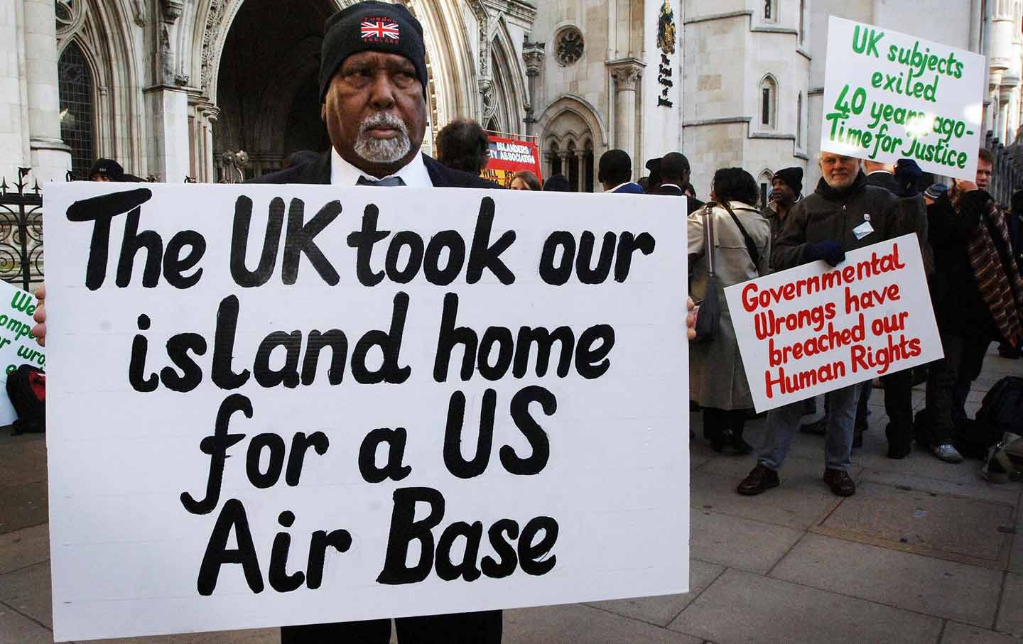 In London protestierten Chagos-Bürger gegen das Abkommen Großbritanniens mit Mauritius. Die Chagos-Inseln werden nicht selbständig, sondern Teil von Mauritius. Foto: thenation.com