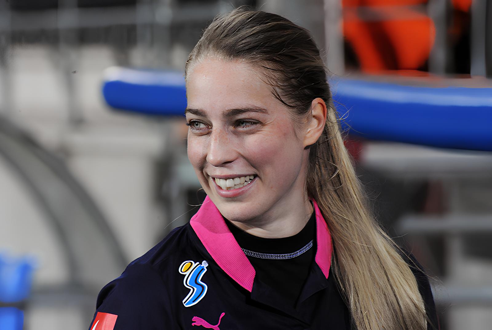Linda Sallström vom finnischen National-Team sang die Landeshymne auf Schwedisch. Foto: Anders Henrikson - a_88_0494, CC BY 2.0