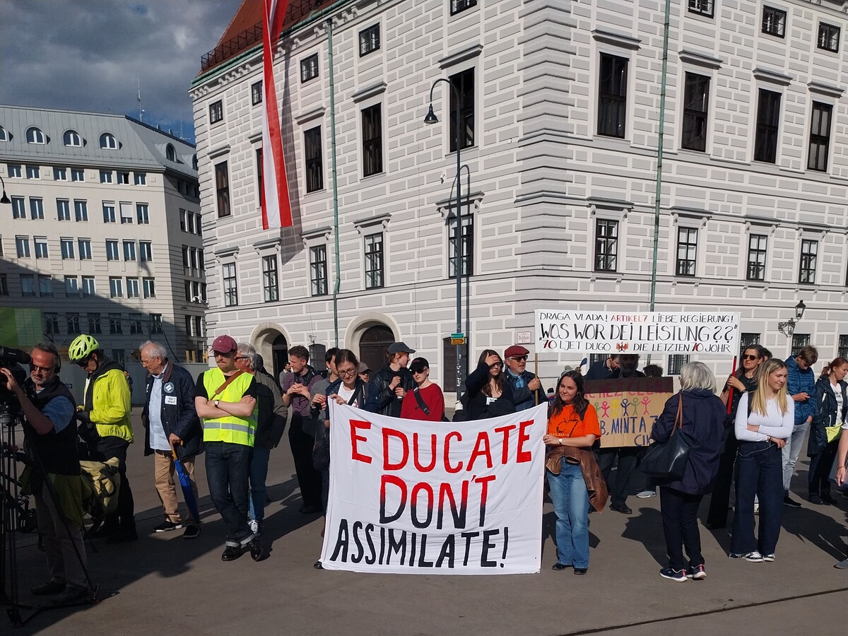 Angehörige der österreichischen Minderheiten forderten auf ihrer Kundgebung in Wien Mitte Mai eine neue Bildungspolitik. Foto: Wolfgang Mayr