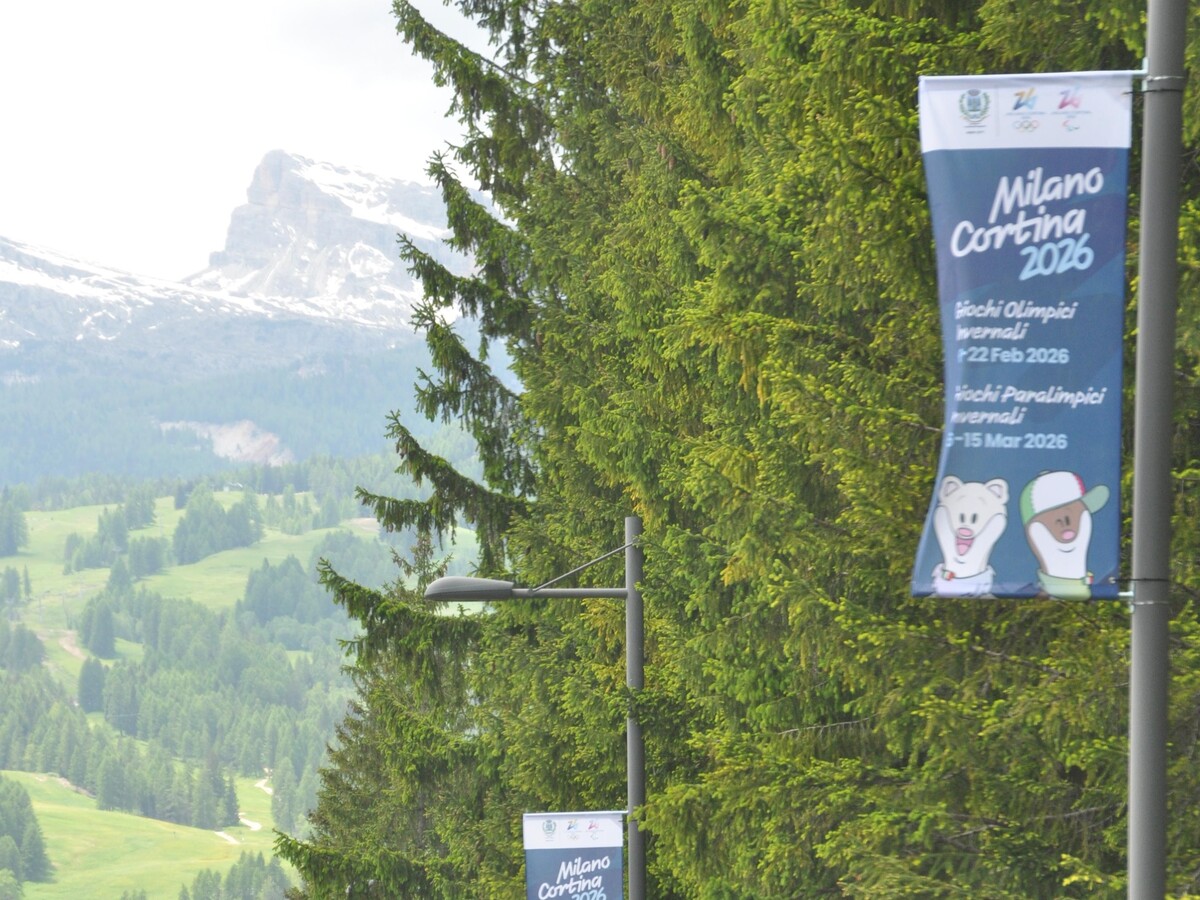 An jeder Straßenlaterne an der Einfahrt nach Anpezo/Cortina weisen Plakate auf die Olympischen Winterspiele hin. Ladinisch? Fehlanzeige! Foto: Hatto Schmidt