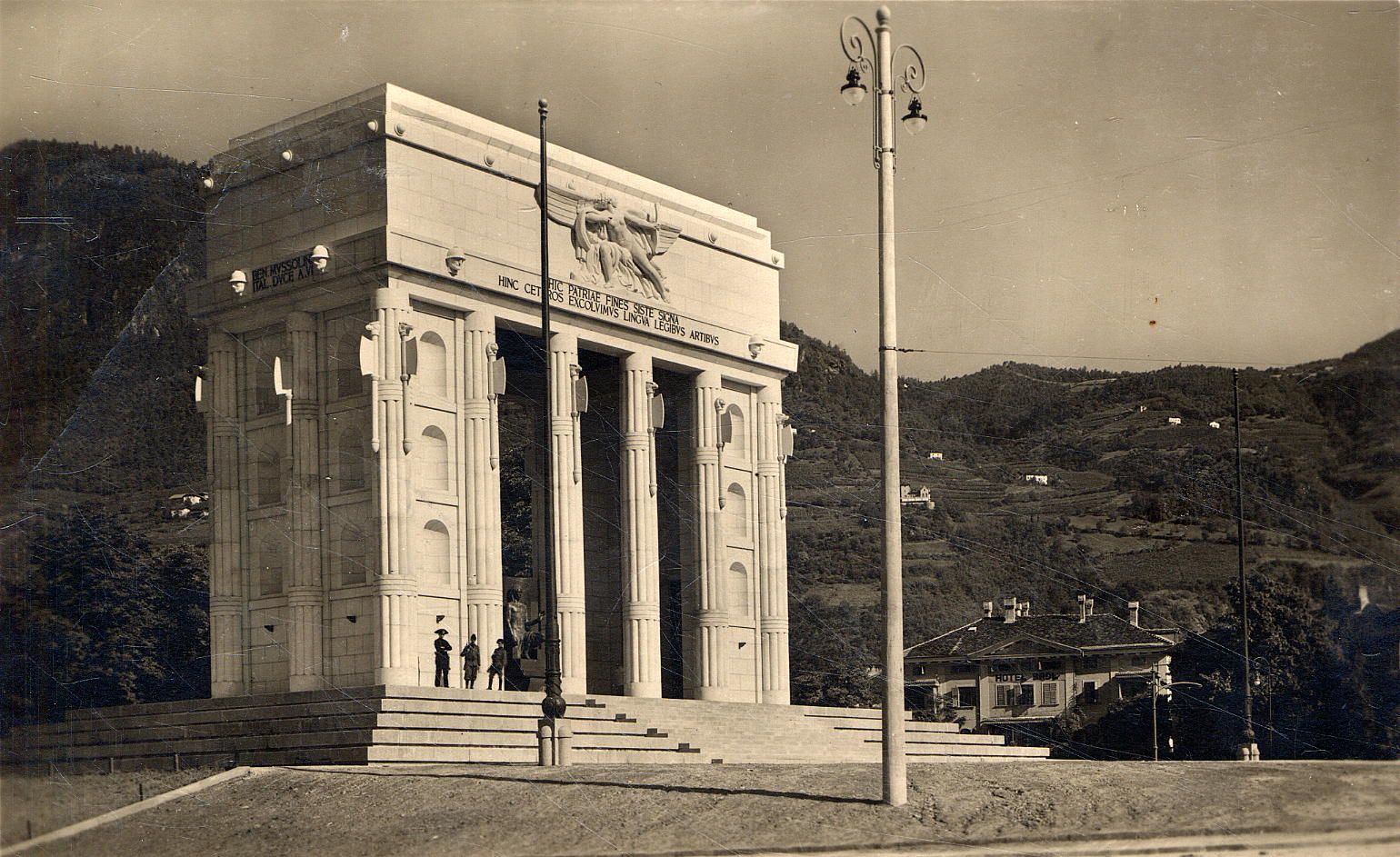 In der Südtiroler Landeshauptstadt Bozen überdauerte das sogenannte Siegesdenkmal aus der faschistischen Ära die Befreiung, den Antifaschismus und den demokratischen Neustart der italienischen Republik. Foto: innsbruck-erinnert.at