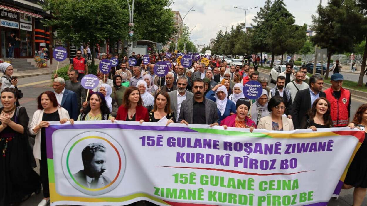 Auf Kundgebungen in der Türkei fordern Kurdinnen und Kurden das Recht auf Unterricht in ihrer Muttersprache. Foto: anf-deutsch
