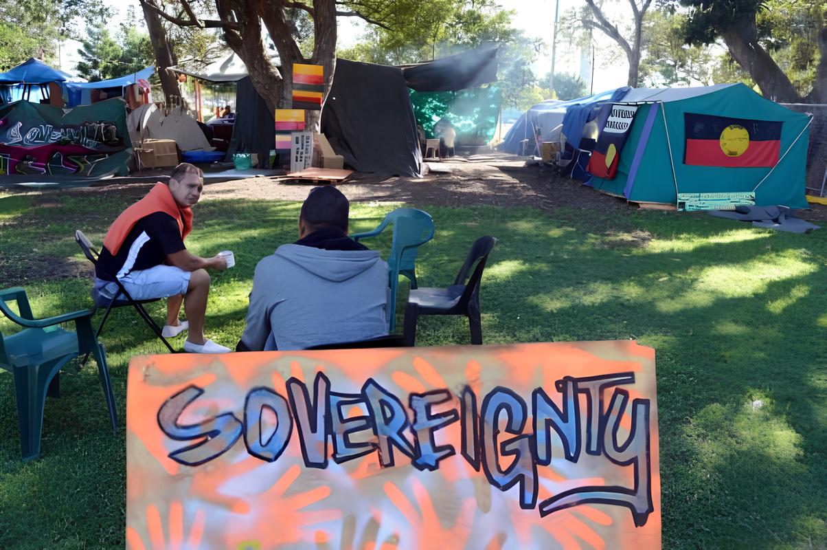 Dieses Protest-Camp der Aborigine wurde von Neo-Nazis überfallen und verwüstet. Foto: neoskosmos.com