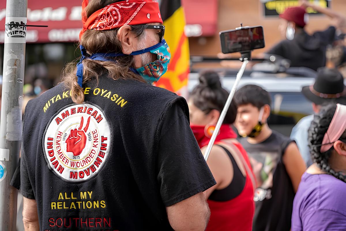 Das American Indian Movement ist wieder aktiv, in Minneapolis gegen die übergriffigen ICE-Beamten. Foto: John Arthur Anderson
