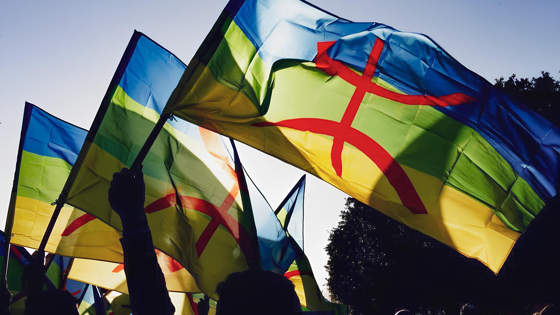 Die Flagge verbindet die Amazigh, die Ureinwohner Nordafrikas, von Marokko bis nach Libyen. Foto: amazighworldnews.com