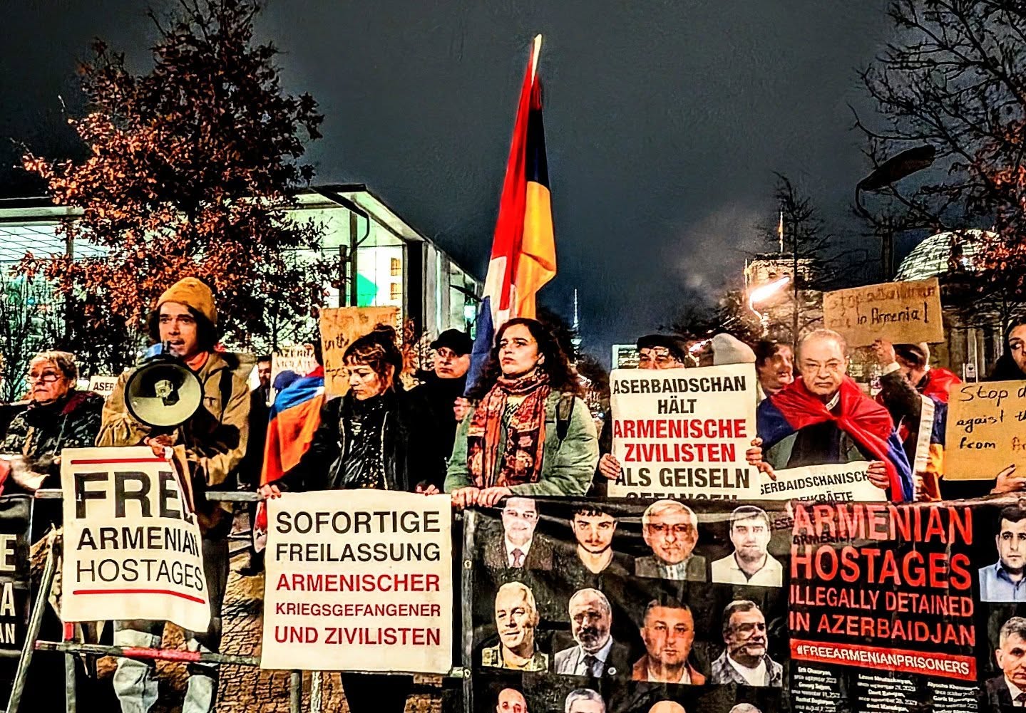 Mahnwache vom 9.12.2025 vor dem Bundeskanzleramt. Der Protest richtete sich auch gegen das fehlende Engagement der armenischen Regierung, die in Baku gefangen gehaltenen Armenier aus Arzach/Karabach frei zu bekommen. (Quelle: Zeitung „Orer“, 10.12.2025, https://orer.eu/hy/2025/12/10/pashinyan-berlin-tsuits-2025/)