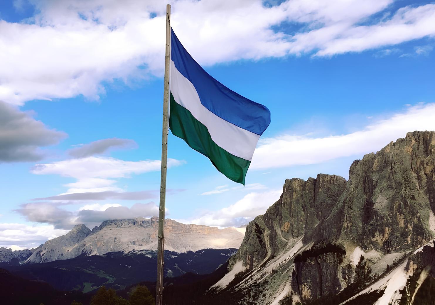 Mit ihren Fahnen demonstrieren die Ladiner in Anpezo ihre Präsenz. Foto: bergsteigerdoerfer.org