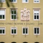 Dreisprachige Aufschrift auf dem Südtiroler Landtag, im Plenum kommt die ladinische Sprache kaum vor. Foto : tt.com