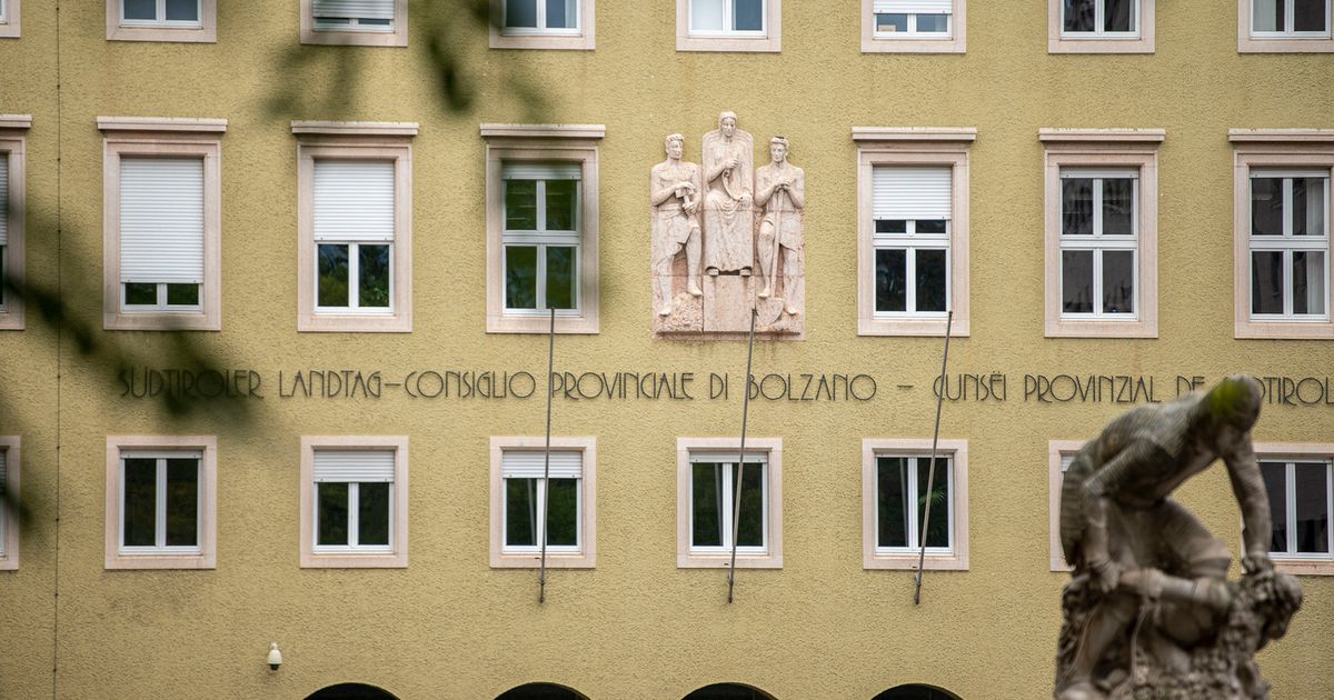 Dreisprachige Aufschrift auf dem Südtiroler Landtag, im Plenum kommt die ladinische Sprache kaum vor. Foto : tt.com