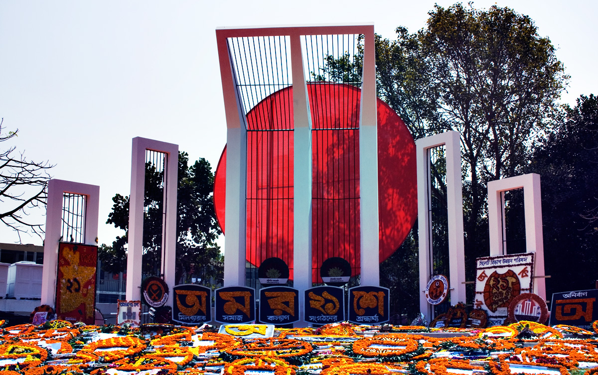 Shaheed Minar in Dhaka, Bangladesch. Das Denkmal in Dhaka wurde zum Gedenken an die Opfer der Demonstrationen der Bengali-Sprachbewegung von 1952 errichtet. Foto: Mostaque Ahammed - Flickr, CC BY-SA 2.0