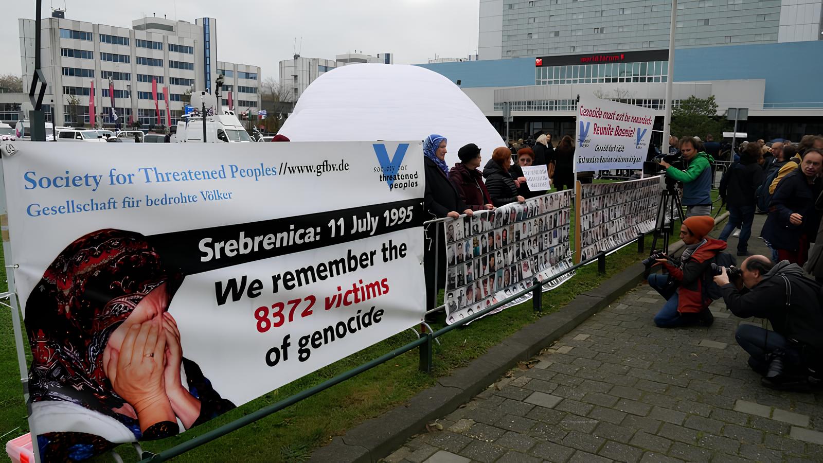 Von den mindestens 8.372 Bosniaken, die im Juli 1995 innerhalb einer Woche nach dem Einmarsch serbischer Truppen unter Ratko Mladic getötet und in Massengräbern verscharrt wurden, konnten bisher sterbliche Überreste von 6.575 Opfern geborgen und beerdigt werden. Bild: GfbV