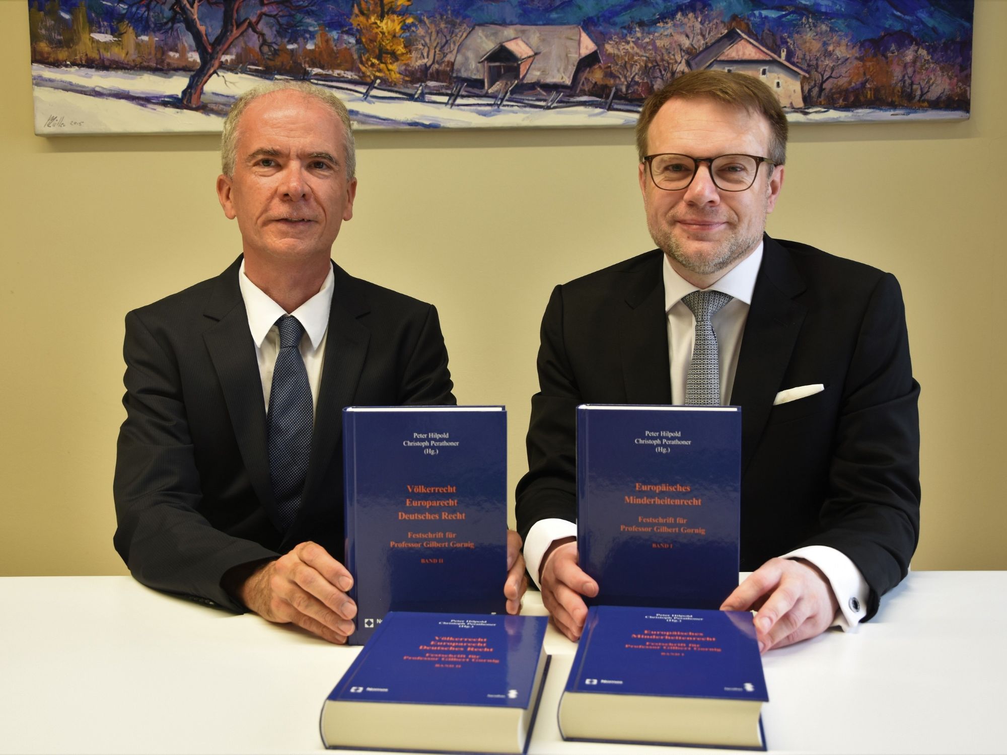 In seiner Habilitationsschrift behandelt der ehemalige SVP-Politiker und Anwalt Christoph Perathoner (rechts im Bild, links Professor Peter Hilpold) die völker-, europa- und verfassungsrechtlichen Grundlagen des Minderheitenschutzes. Foto: perathoner-partner.com