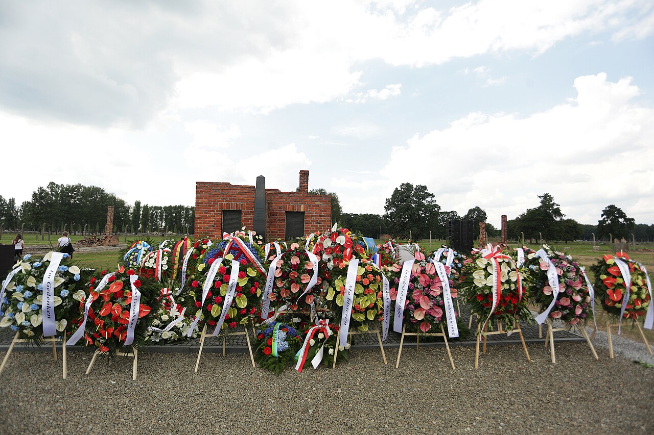 Kranzniederlegung für die ermordeten Sinti und Roma im Konzentrations- und Vernichtungslager Auschwitz-Birkenau am 2. August 2019. Foto: Sintiundroma, CC BY-SA 4.0